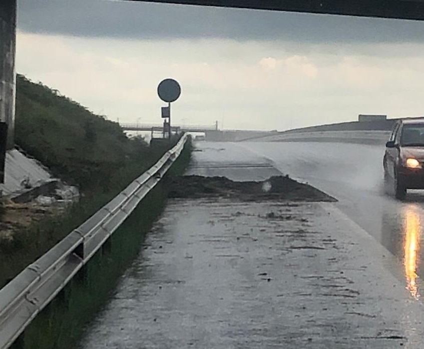 Alunecare de teren pe Autostrada Deva  - Nădlac, în judeţul Timiş, din cauza precipitaţiilor abundente