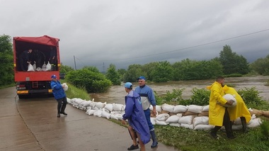 IGSU: Aversele torenţiale au produs inundaţii în 58 localităţi din 16 judeţe. A fost evacuată apa din sute de gospodării, dar şi de pe 11 străzi. În Caraş Severin 20 de persoane, printre care şi copii, au fost evacuate cu elicopterul
