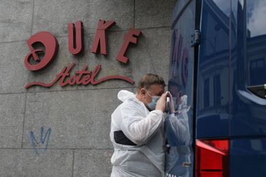 Poliţia Capitalei spune că, din informaţiile de până acum, reiese că iranianul care a murit după ce a căzut de la etaj, la un hotel, s-ar fi sinucis