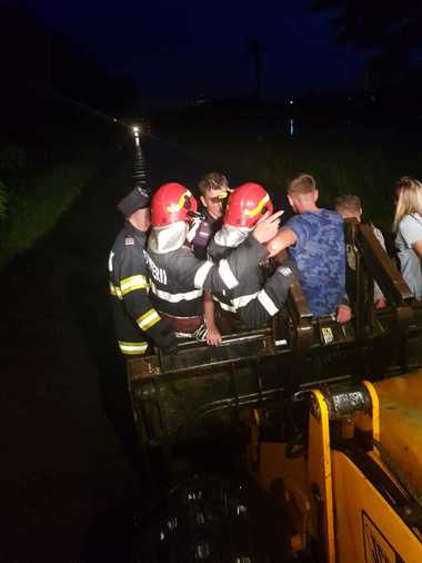 Botoşani: O maşină în care se aflau mai multe persoane, surprinsă de viitură pe DN 29 A; traficul în zonă este blocat - FOTO/ VIDEO