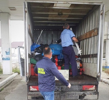 Percheziţii la persoane care furau din Suedia motoare de ambarcaţiuni, falsificau datele de identificare ale acestora şi le vindeau/ Bunuri în valoare de circa 100.000 de euro şi suma de 15.000 de euro, indisponibilizate de poliţişti