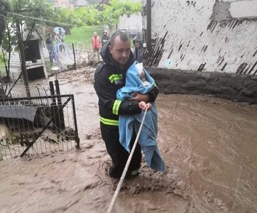 ISU Bistriţa-Năsăud: 14 adulţi şi şase copii, evacuaţi din case în urma ploilor abundente/ Drumuri acoperite de ape/ Pompierii intervin în mai multe localităţi, având 100 de apeluri în ultimele 2 ore