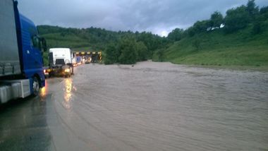 Caraş-Severin: Circulaţie oprită pentru autoturisme şi dirijată pentru autocamioane, din cauza unei viituri, pe DN6