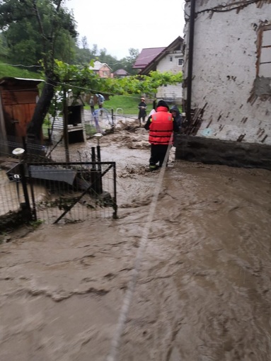 IGSU: Inundaţii în 161 de localităţi din 29 de judeţe - Trei oameni luaţi de viitură, zeci de persoane evacuate, peste 1.000 de case, curţi şi beciuri, inundate 