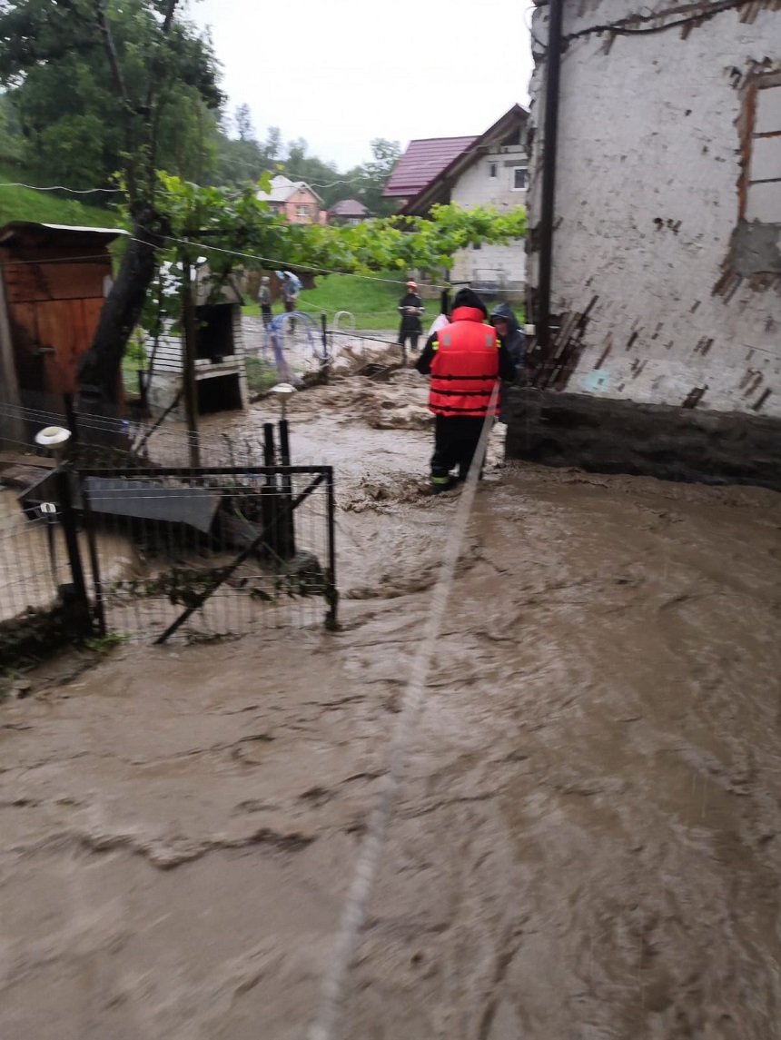 IGSU: Inundaţii în 161 de localităţi din 29 de judeţe - Trei oameni luaţi de viitură, zeci de persoane evacuate, peste 1.000 de case, curţi şi beciuri, inundate - FOTO