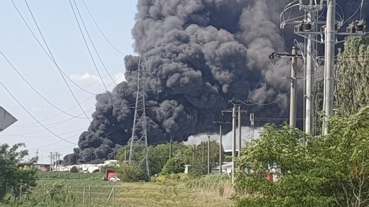 UPDATE - Buzău: Incendiu puternic la depozitul unei firme de reciclare. Zeci de echipaje de pompieri de la ISU Buzău, ISU Brăila şi servicii private de pompieri intervin  - FOTO, VIDEO