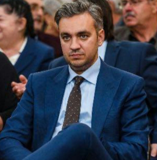 Prefectul judeţului Constanţa, implicat într-un accident rutier, după ce maşina în care se afla a lovit un autoturism care a trecut pe roşu. O persoană a fost rănită