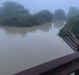 Viitura de pe Prut a ajuns în România; apa a depăşit cu aproape 2 metri cota de pericol. Locuinţele din lunca inundabilă a râului, protejate cu saci şi cu panouri mobile