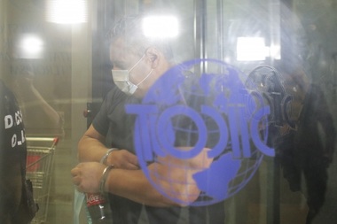Liderul grupării care a falsificat peste 17.000 de bancnote de 100 de lei, reuşind să producă cele mai bune falsuri din istoria României, reţinut pentru 24 de ore