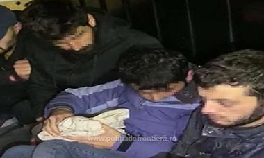 Arad: 21 de cetăţeni sirieni şi palestinieni, prinşi când încercau să iasă din ţară ascunşi într-o autoutilitară condusă de un bulgar - VIDEO