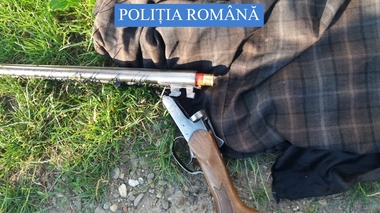 Galaţi: Pădurar atacat de doi bărbaţi pe care i-a prins când furau lemne/ El a fost lovit cu o bâtă în cap, iar cei doi i-au furat arma, fiind prinşi ulterior de poliţişti