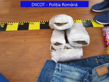 Galaţi: Bărbat reţinut după ce a fost prins imediat după ce a primit un kilogram de cannabis, într-un colet din Spania