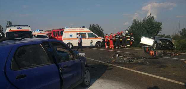 Ialomiţa: Un mort şi trei răniţi, după ce două maşini s-au ciocnit pe DN 2/ Un bărbat de 34 de ani, cu politraumatisme, transportat cu elicopterul la Spitalul Floreasca din Bucureşti - VIDEO