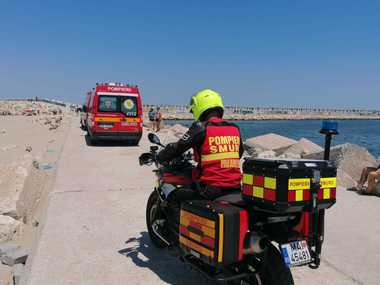 Un tânăr de 19 ani, dispărut în mare la Costineşti, este căutat cu elicopterul SMURD şi mai multe ambarcaţiuni/ Un bărbat de 67 de ani s-a înecat la Constanţa