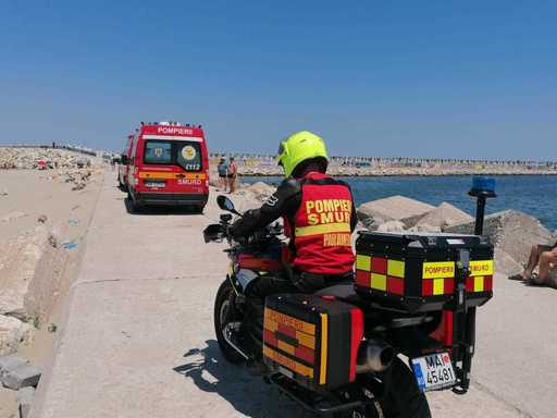 Un tânăr de 19 ani, dispărut în mare la Costineşti, este căutat cu elicopterul SMURD şi mai multe ambarcaţiuni/ Un bărbat de 67 de ani s-a înecat la Constanţa
