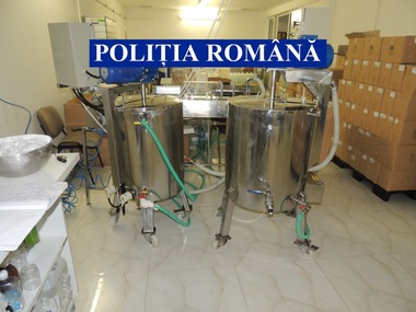 Botoşani: Alcool etilic obţinut cu o instalaţie artizanală într-o fabrică de produse cosmetice/ Alcoolul era folosit la realizare de biocide, deşi firma nu avea autorizaţia necesară 