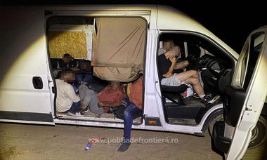 Satu Mare: 33 de migranţi din Siria, Somalia şi Libia, găsiţi în două microbuze de marfă care se îndreptau spre graniţa cu Ungaria/ Călăuzele, doi români, au fost reţinute pentru trafic de migranţi