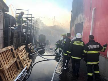 UPDATE - Incendiu la o vulcanizare din Drobeta Turnu-Severin/ Populaţia a fost avertizată prin Ro-Alert întrucât sunt degajări mari de fum - VIDEO
