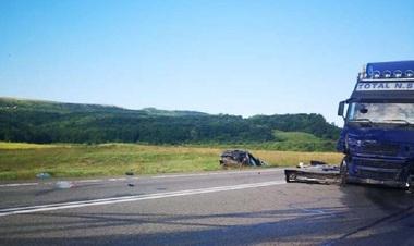 Accident grav pe centura Vâlcele - Apahida între un TIR şi au autoturism. Trei persoane, pasageri în autoturism,  au decedat