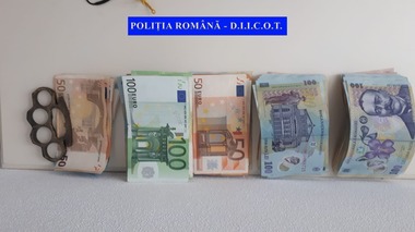 Două persoane arestate şi patru plasate sub control judiciar, într-un dosar de înşelăciune, delapidare şi spălare de bani/ 23 de persoane juridice au fost prejudiciate de 2,3 milioane de lei