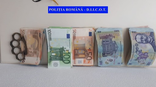 Două persoane arestate şi patru plasate sub control judiciar, într-un dosar de înşelăciune, delapidare şi spălare de bani/ 23 de persoane juridice au fost prejudiciate de 2,3 milioane de lei