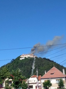 UPDATE - Incendiu la acoperişul Cetăţii Râşnov - vizitatorii au fost evacuaţi / Incendiul a fost stins, fiind afectată structura veche din lemn - FOTO, VIDEO