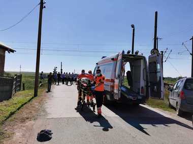 Bacău: Trei persoane au murit şi două au fost rănite, după ce o maşină a fost lovită de un tren/ Călătorii nu au fost afectaţi, dar circulaţia feroviară este blocată - FOTO