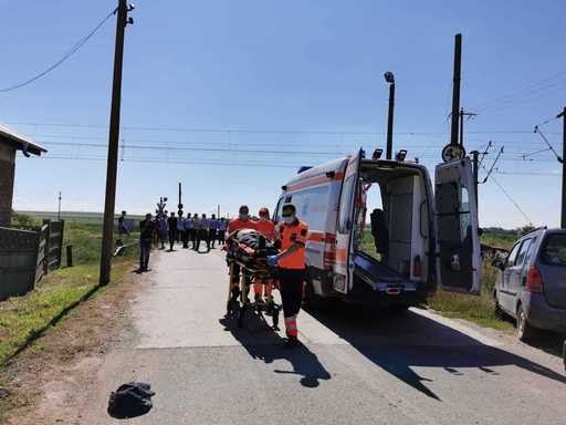 Bacău: Trei persoane au murit şi două au fost rănite, după ce o maşină a fost lovită de un tren/ Călătorii nu au fost afectaţi, dar circulaţia feroviară este blocată - FOTO
