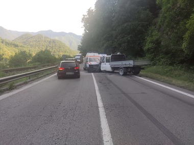 Vâlcea: Accident pe DN 7, între o ambulanţă, un TIR şi un autoturism, şase persoane fiind rănite/ Două dintre victime sunt încarcerate - FOTO