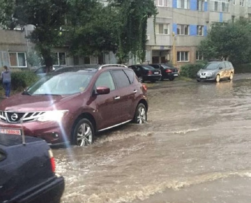 Mai multe străzi din Mangalia şi Constanţa au fost inundate/ Peste 40 de reclamaţii au fost primite la Regie de Apă