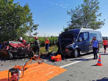 Două persoane, transportate la spital după ce un autoturism şi un microbuz cu pasageri s-au ciocnit, la ieşirea din Bacău spre Oneşti - FOTO, VIDEO