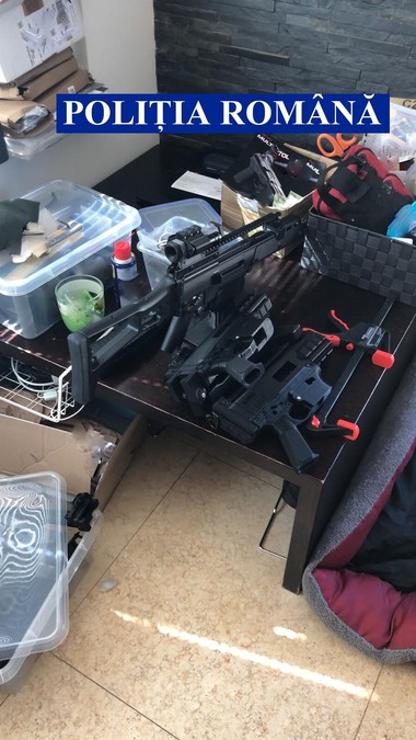 Bărbatul din Timiş care a confecţionat arme cu o imprimantă 3D a fost reţinut. În urma percheziţiilor, poliţiştii au găsit zeci de arme şi componente