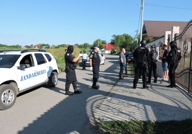 Ialomiţa: Razie a poliţiştilor şi jandarmilor în comuna Bărbuleşti, pentru prevenirea infracţionalităţii stradale, dar şi pentru respectarea măsurilor din cadrul stării de alertă - FOTO