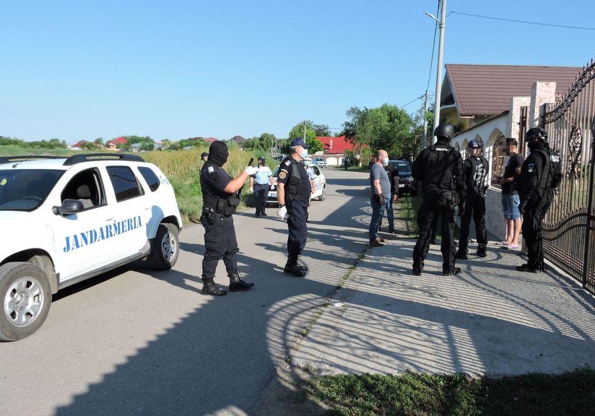 Ialomiţa: Razie a poliţiştilor şi jandarmilor în comuna Bărbuleşti, pentru prevenirea infracţionalităţii stradale, dar şi pentru respectarea măsurilor din cadrul stării de alertă - FOTO