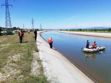 Hunedoara: Fetiţă de şapte ani, căutată de pompieri după ce a dispărut în apele unui canal, unde se scălda împreună cu sora ei