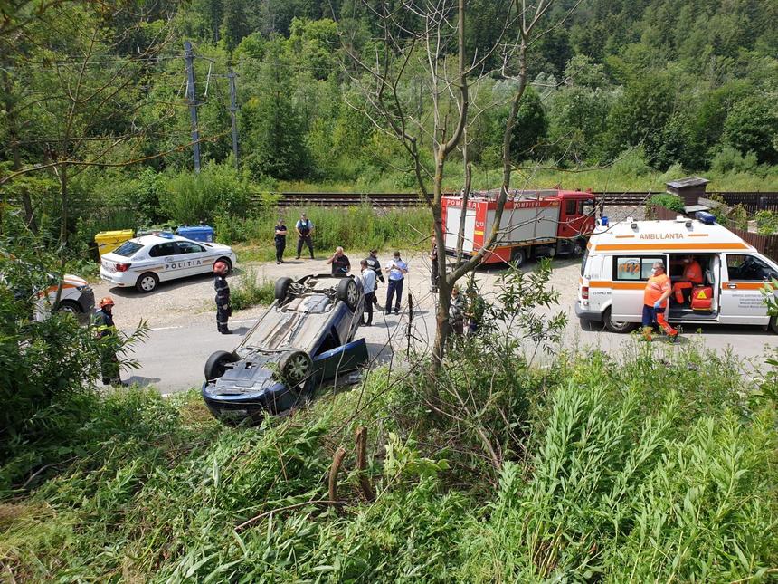 Patru adolescenţi, răniţi după ce maşina în care se aflau s-a răsturnat, la Sinaia - VIDEO