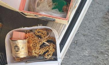 Peste două kilograme de bijuterii din aur, găsite de poliţiştii de frontieră de la Giurgiu la trei cetăţeni bulgari 