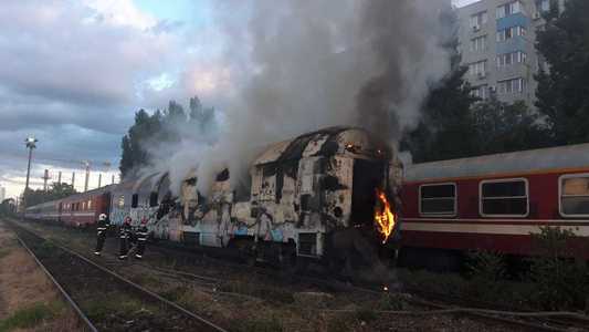 Incendiu la două vagoane de tren dezafectate, în halta Prunaru din Bucureşti - FOTO