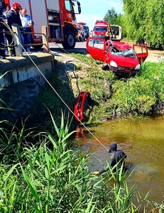 UPDATE - Arad: O maşină în care se află două persoane a căzut în apă/ Doi bărbaţi au murit/ Accidentul, produs pe fondul vitezei