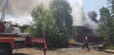 UPDATE - Incendiu cu flacără deschisă la un depozit de ulei din Bucureşti, care s-a extins la patru maşini/ În apropiere de află o staţie GPL/ În depozit sunt 200 de recipienţi cu ulei - FOTO/ VIDEO