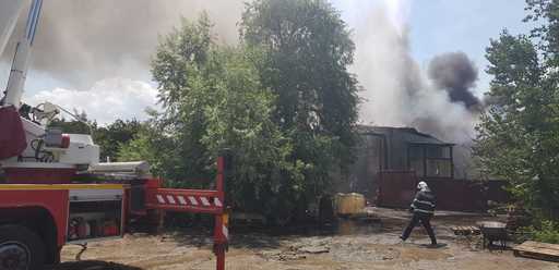 UPDATE - Incendiu cu flacără deschisă la un depozit de ulei din Bucureşti, care s-a extins la patru maşini/ În apropiere de află o staţie GPL/ În depozit sunt 200 de recipienţi cu ulei - FOTO/ VIDEO
