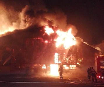 Incendiu puternic la hala agroalimentară din Piaţa Cetate din Oradea - FOTO, VIDEO