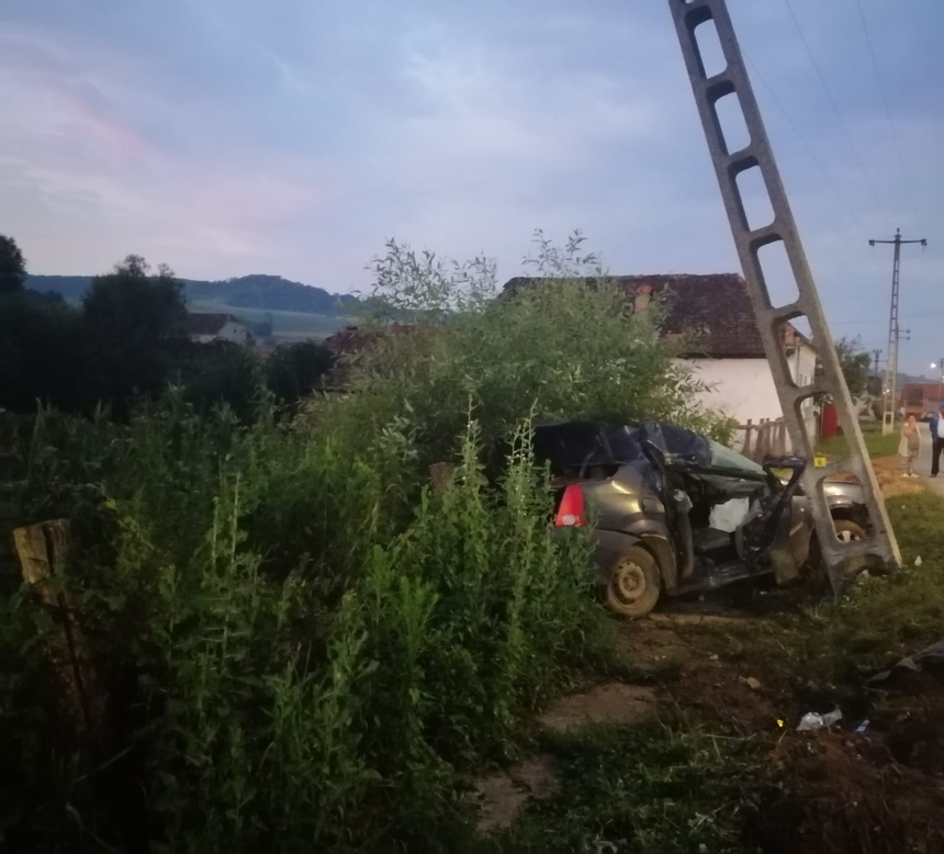 Sibiu: Un băiat de 18 ani a murit şi un alt tânăr a fost rănit, după ce maşina în care erau a intrat într-un stâlp de electricitate/ Şoferul, care conducea cu viteză şi era băut, nu a suferit răni