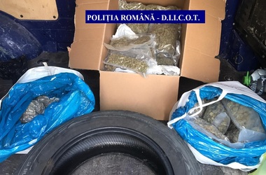 Şapte persoane, reţinute pentru trafic de droguri, în urma unor percheziţii făcute de poliţişti şi procurori DIICOT în judeţele Cluj şi Maramureş