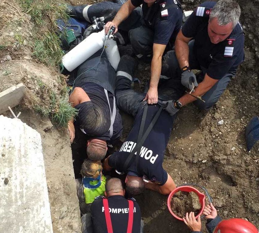 UPDATE - Dâmboviţa: Trei muncitori, prinşi sub un mal de pământ în timp ce lucrau la o canalizare/ Unul dintre muncitori, un tânăr de 20 de ani, a murit - VIDEO