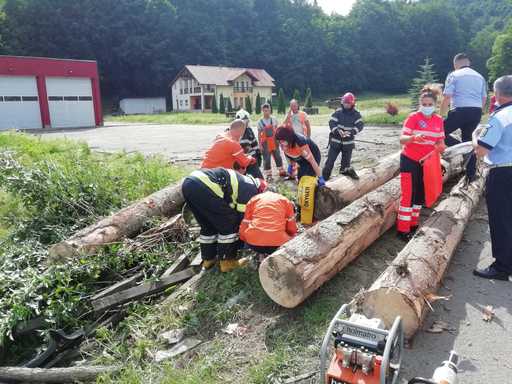 UPDATE - Suceava: Trei persoane au fost rănite, după ce mai mulţi buşteni au căzut dintr-un camion intrat în balans/ Între victime, un copil de 10 ani - FOTO