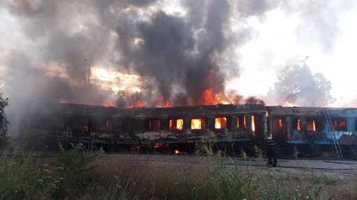 UPDATE - Incendiu la mai multe vagoane de tren, în zona Calea Giuleşti din Bucureşti/ Patru echipaje de pompieri rămân pentru supraveghere/ Poliţiştii şi pompierii fac o anchetă pentru a stabili de la ce a pornit focul - FOTO/ VIDEO