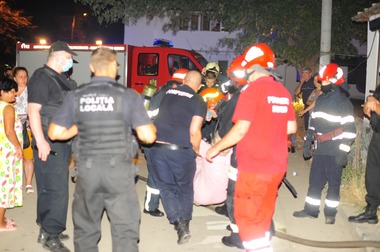 Galaţi: Incendiu într-un bloc de locuinţe, 35 de persoane fiind evacuate/ O femeie a fost scoasă inconştientă din apartament
