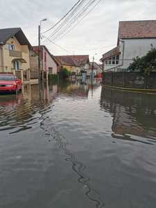Intervenţii ale pompierilor în Alba-Iulia pentru îndepărtarea efectelor inundaţiilor/ Peste o sută de apeluri la 112 au fost înregistrate în ultimele ore