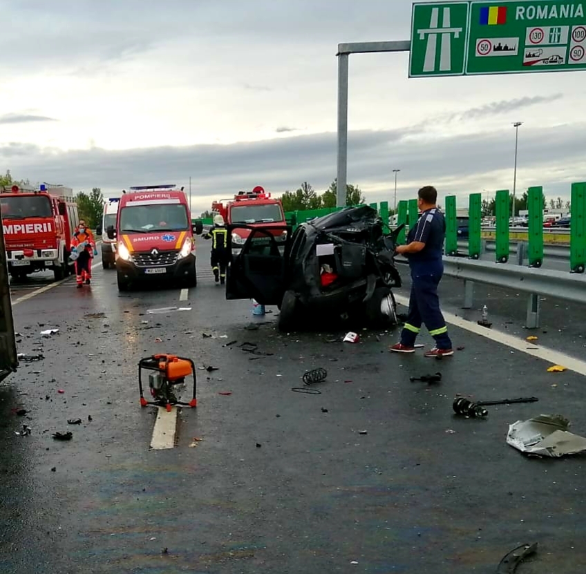 Arad: Şase persoane, între care trei copii, rănite într-un accident în care au fost implicate două maşini şi o autoutilitară/ Accidentul s-a produs pe autostradă, la un kilometru de Vama Nădlac - FOTO